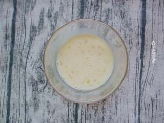 2、凉拌菠菜蛋皮,一勺淀粉水，再打入鸡蛋和适量盐搅拌均匀