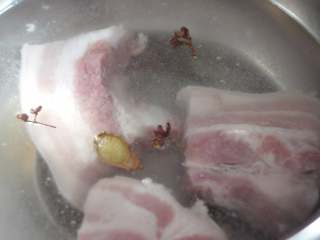 1、五花肉豆腐锅,五花肉冷水下锅，放入姜和花椒，煮至水开捞出。