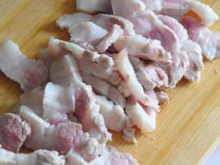 2、五花肉豆腐锅,五花肉晾凉后切片。