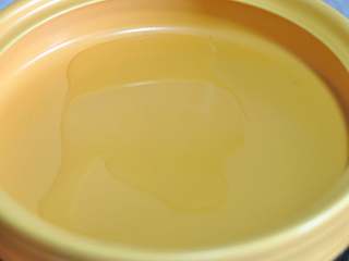 5、五花肉豆腐锅,取塔吉锅，锅里倒入一层油。