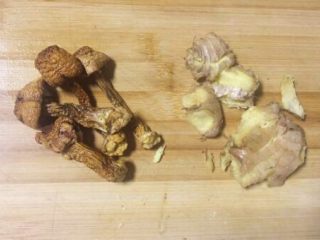 2、补气益血滋补浓汤人参五珍凤肚汤,大火,砂锅加入5L纯净水!松茸洗净,老姜拍破