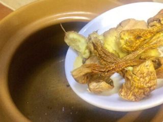 3、补气益血滋补浓汤人参五珍凤肚汤,放入砂锅里先炖上