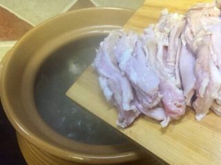 10、补气益血滋补浓汤人参五珍凤肚汤,放入砂锅