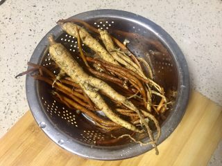 15、补气益血滋补浓汤人参五珍凤肚汤,土人参和当参清洗干净