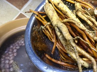 16、补气益血滋补浓汤人参五珍凤肚汤,放入砂锅一起炖