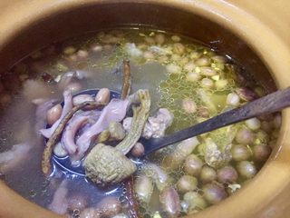 18、补气益血滋补浓汤人参五珍凤肚汤,中途需要搅拌,煨汤一小时左右,土鸡的油炖出金黄色,肚子收缩