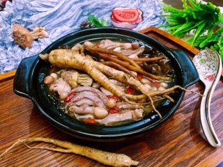 20、补气益血滋补浓汤人参五珍凤肚汤,加少许调味盐在自己喜欢的器皿里,盛上鲜浓美味的鸡汤再撒上数颗枸杞给家人享用吧!