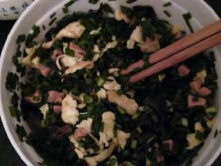 5、≈韭菜鸡蛋包≈,把食材混合，加入盐，鸡精，生抽，香油调味