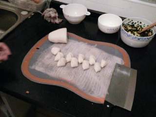 8、≈韭菜鸡蛋包≈,下剂子