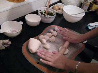 9、≈韭菜鸡蛋包≈,擀成圆饼状