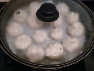 12、≈韭菜鸡蛋包≈,盖上锅盖醒40分钟，接着开大火蒸10分钟，再关火虚蒸3分钟