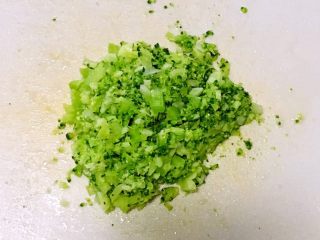 2、鲜虾豆腐饼,切碎