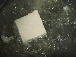 3、鲜虾豆腐饼,豆腐焯水，去除豆腥味