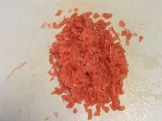 5、鲜虾豆腐饼,胡萝卜洗净去皮切碎