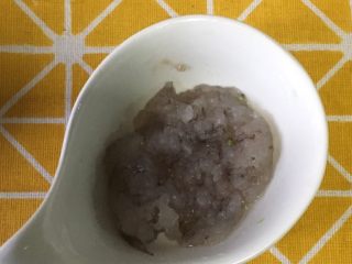 6、鲜虾豆腐饼,鲜虾去壳，挑去肠线后剁碎或搅拌机搅碎。