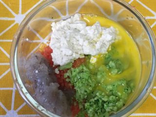 7、鲜虾豆腐饼,将鸡蛋，虾仁，豆腐，西蓝花，胡萝卜装到一个容器里，搅拌均匀。（满周岁宝宝可以根据口味加入少许盐）