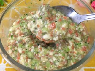 8、鲜虾豆腐饼,搅拌好的糊糊如上图，可以自由流动，但是不会很快滴落