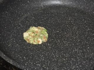 9、鲜虾豆腐饼,热锅刷油，开小火，舀一勺糊糊放入锅里，并迅速摊平。一面煎定形后，翻面继续小火煎至