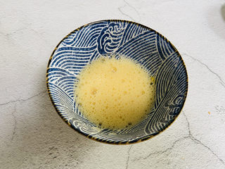 2、丝瓜蛋汤,鸡蛋打入碗中加入适量盐和白胡椒粉打散备用