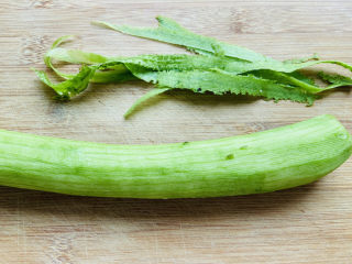 3、丝瓜蛋汤,丝瓜清洗干净去皮