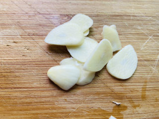 5、丝瓜蛋汤,蒜头去皮切片