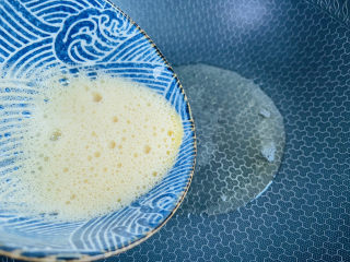 6、丝瓜蛋汤,起油锅倒入鸡蛋液