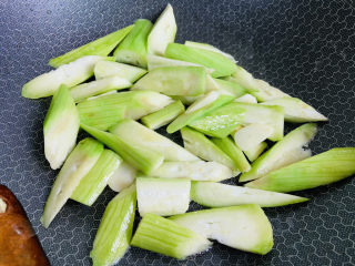 10、丝瓜蛋汤,倒入丝瓜翻炒片刻