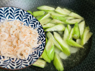 13、丝瓜蛋汤,倒入淡干虾皮