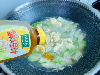 16、丝瓜蛋汤,滴入一滴鲜鸡汁