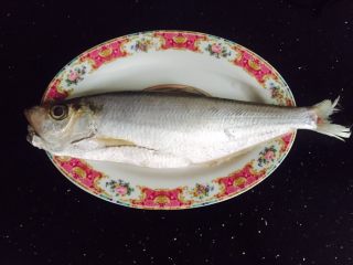 1、粤式清蒸鳓鱼,将鳓鱼刮鳞去鳃掏出内脏干净