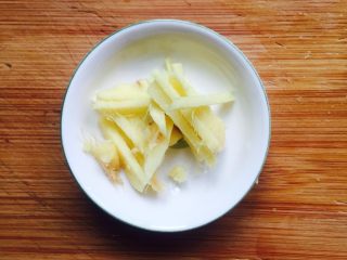 2、粤式清蒸鳓鱼,姜切成丝备用