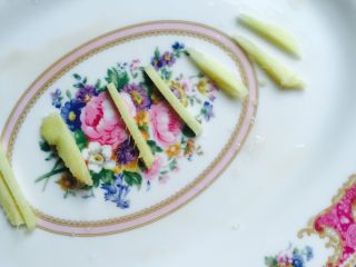 3、粤式清蒸鳓鱼,在盘子底部铺上姜丝