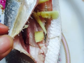 5、粤式清蒸鳓鱼,别忘了也往鱼肚里也放上姜丝