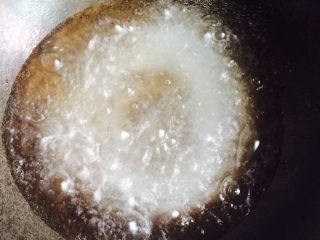 6、粤式清蒸鳓鱼,锅里倒入水烧开