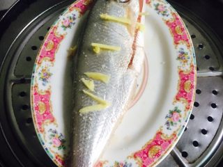 7、粤式清蒸鳓鱼,放上蒸格放入鱼开始蒸8分钟