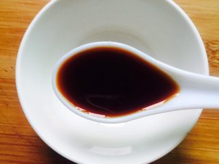 8、粤式清蒸鳓鱼,利用蒸鱼的时间调汁，两勺蒸鱼豉油