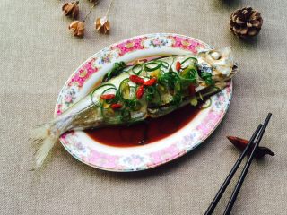 13、粤式清蒸鳓鱼,铺上香葱丝和枸杞（葱用手撕就可以，此步骤忘了拍照）