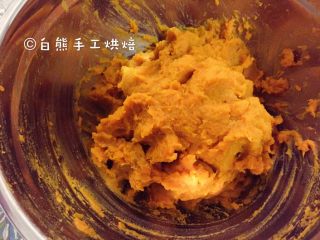 3、超超超超详细的芋圆教程,然后用手揉成红薯泥~用手揉可以使芋圆更有韧劲，而且用手揉出来的芋圆还可以有个很文艺的名字——「手感芋圆」????