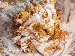 4、超超超超详细的芋圆教程,趁着还有温度的时候，慢慢地一点点地加入木薯粉，不要直接一盆倒进去啊！！！很难揉好啊！！