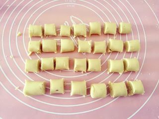 9、超超超超详细的芋圆教程,切小块~切好之后手上抹点木薯粉，把芋圆的边边角角抹圆，这样放碗里的时候也不会粘连~