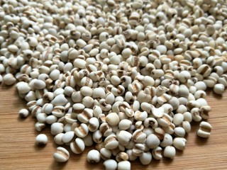 2、＃一碗汤＃薏仁桃胶白果汤,薏仁具有利水消肿、健脾止泻、美白肌肤的食疗效果