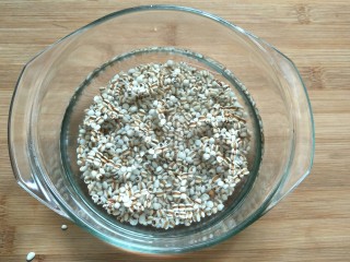 10、＃一碗汤＃薏仁桃胶白果汤,薏仁浸泡3个小时