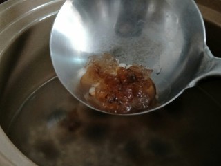 12、＃一碗汤＃薏仁桃胶白果汤,放入浸泡好的桃胶