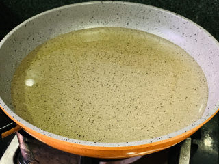 3、韭菜炒豆腐,锅里倒入适量油;