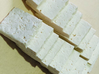 5、韭菜炒豆腐,将豆腐切块;