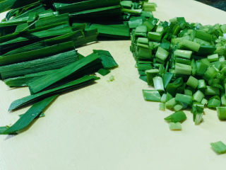 9、韭菜炒豆腐,将韭菜根白处切小粒,韭菜叶切长些;