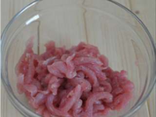 2、鱼香肉丝,猪肉切成丝先用盐懒一下。