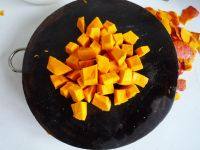 4、红枣南瓜汤,南瓜去皮去籽切成小块。