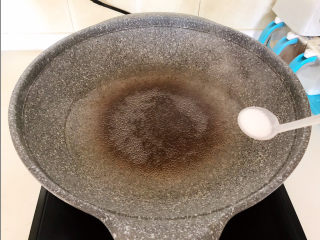 7、爆炒豆角,锅里冷水烧开后加入精盐