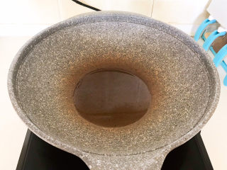 11、爆炒豆角,炒锅烧热后加入大豆色拉油